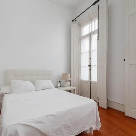 Minimal Luxe Center Apartment *
